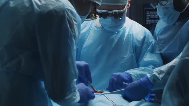 Il team multirazziale di medici chirurghi professionisti esegue l'operazione chirurgica in un moderno ospedale. I medici stanno lavorando per salvare il paziente. Medicina, salute, cardiologia e trapianto. — Video Stock