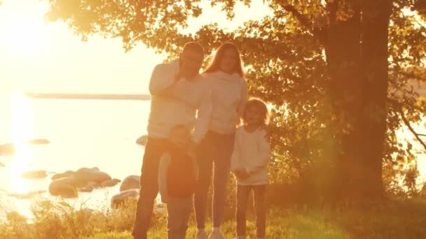 사랑많은 가족 은해가질 때 시골을 산책 한다. 어머니와 아버지는 아들 과 딸을 안아 주고 함께 놀아 줍니다. 사랑, 부모의 돌봄 및 자녀에 대한 개념. — 비디오