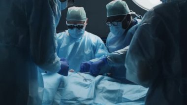 Profesyonel tıp cerrahlarından oluşan çok ırklı bir ekip modern bir hastanede cerrahi operasyon gerçekleştiriyor. Doktorlar hastayı kurtarmaya çalışıyor. İlaç, sağlık, kardiyoloji ve organ nakli.