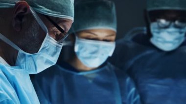 Profesyonel tıp cerrahlarından oluşan çok ırklı bir ekip modern bir hastanede cerrahi operasyon gerçekleştiriyor. Doktorlar hastayı kurtarmaya çalışıyor. İlaç, sağlık, kardiyoloji ve organ nakli.