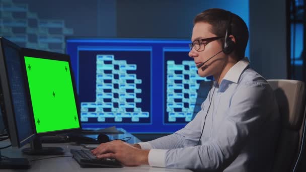 Assistent werkt in het telefoonkantoor. Werkdag van sales manager in het call center. Concept van business, telefonische consultancy en probleemoplossing. — Stockvideo