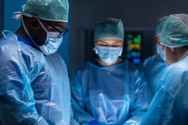 Profesyonel tıp cerrahlarından oluşan çok ırklı bir ekip modern bir hastanede cerrahi operasyon gerçekleştiriyor. Doktorlar hastayı kurtarmaya çalışıyor. İlaç, sağlık, kardiyoloji ve organ nakli.