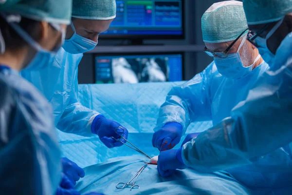 Multiraciale team van professionele chirurgen voert de chirurgische ingreep in een modern ziekenhuis. Artsen proberen de patiënt te redden. Geneeskunde, gezondheid, cardiologie en transplantatie. — Stockfoto
