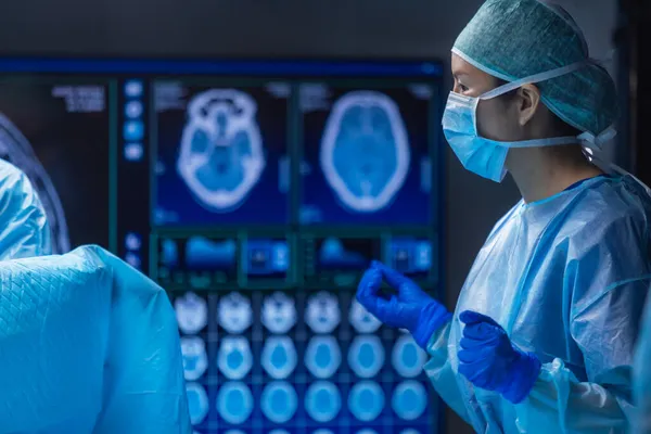 El equipo multirracial de cirujanos médicos profesionales realiza la operación quirúrgica en un hospital moderno. Los médicos están trabajando para salvar al paciente. Medicina, salud y neurocirugía. —  Fotos de Stock