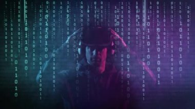 Kapüşonlu bilgisayar korsanı portresi. Karanlık bir yüz. Veri hırsızlığı, internet dolandırıcılığı, darknet ve siber güvenlik.