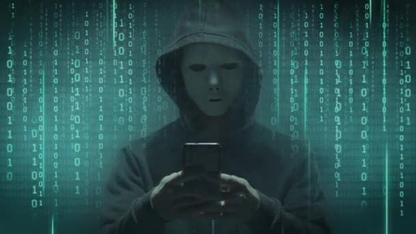 Porträtt av datahackare i luvtröja. Obemärkt mörkt ansikte. Datatjuv, internetbedrägeri, darknet och it-säkerhet. — Stockvideo