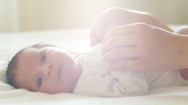 Retrato de cerca de un bebé recién nacido. Niño recién nacido en casa. Luz de ventana. — Vídeo de stock