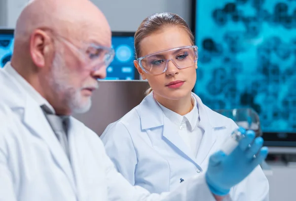 Professor e médico trabalham em um laboratório científico moderno usando equipamentos e computadorestecnologias. Grupo de cientistas fazer pesquisa e desenvolver novas vacinas. Conceito de ciência e saúde. — Fotografia de Stock