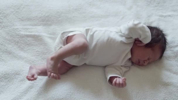 Nahaufnahme Porträt eines kleinen Babys, das vor kurzem geboren wurde. Neugeborener Junge zu Hause. Fensterlicht. — Stockvideo