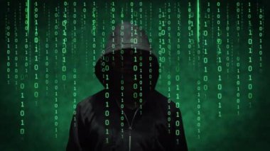 Kapüşonlu bilgisayar korsanı portresi. Karanlık bir yüz. Veri hırsızlığı, internet dolandırıcılığı, darknet ve siber güvenlik.