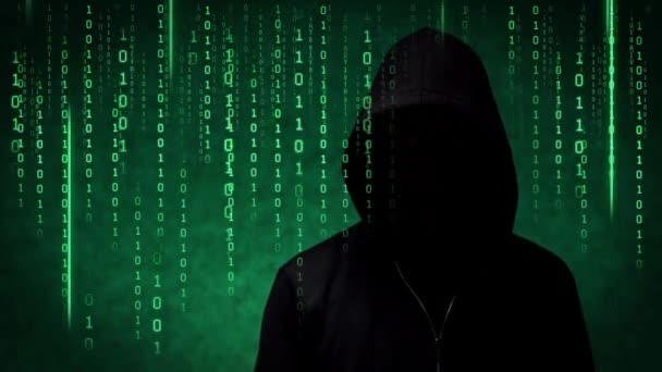 Porträt eines Computerhackers in Kapuzenpulli. verdunkeltes dunkles Gesicht. Datendieb, Internetbetrug, Darknet und Cyber-Sicherheit. — Stockvideo