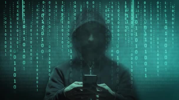 Porträt eines Computerhackers in Kapuzenpulli. verdunkeltes dunkles Gesicht. Datendieb, Internetbetrug, Darknet und Cyber-Sicherheit. — Stockvideo