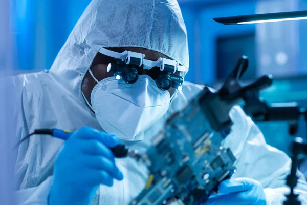 Científico afroamericano trabaja en un moderno laboratorio científico para la investigación y desarrollo de microelectrónica y procesadores. Trabajador de fabricación utiliza tecnología informática y equipos. — Foto de Stock
