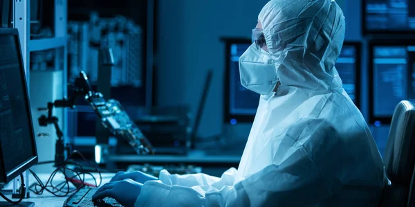 The scientist works in a modern scientific laboratory for the research and development of microelectronics and processors. Microprocessor manufacturing worker uses computer technology and equipment. — Stock Photo, Image
