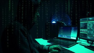 İnternet dolandırıcılığı, darknet, veri hırsızlığı, siber suç konsepti. Hükümet sunucusuna hackerlar saldırdı. Tehlikeli suçlular virüs programları kodluyor.