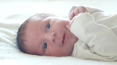 Yakın zamanda doğan bir bebeğin yakın plan portresi. Yeni doğmuş erkek bebek evde. Pencere ışığı.