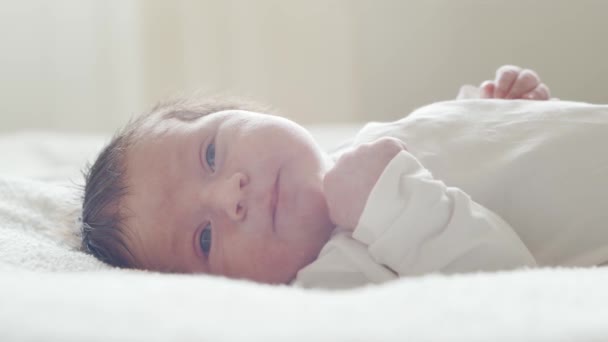 Close-up portret van een pasgeboren baby. Pasgeboren baby jongen thuis. Raamlicht. — Stockvideo