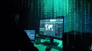 İnternet dolandırıcılığı, darknet, veri hırsızlığı, siber suç konsepti. Hükümet sunucusuna hackerlar saldırdı. Tehlikeli suçlular virüs programları kodluyor.