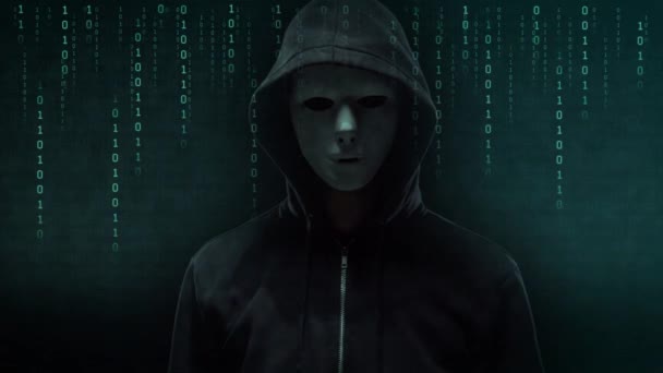 Porträtt av datahackare i luvtröja. Obemärkt mörkt ansikte. Datatjuv, internetbedrägeri, darknet och it-säkerhet. — Stockvideo