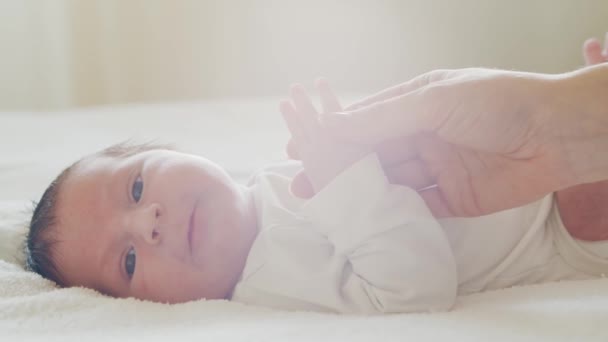 Närbild porträtt av en ung baby som nyligen har fötts. Nyfödd spädbarnspojke hemma. Fönsterljus. — Stockvideo