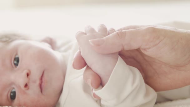 Potret close-up seorang bayi muda yang baru-baru ini lahir. Bayi laki-laki yang baru lahir di rumah. Lampu jendela. — Stok Video