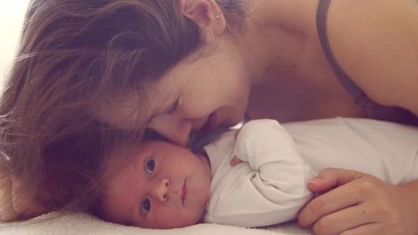 Yeni doğmuş erkek bebek ve annesi evde. Yakın zamanda doğan bir bebeğin yakın plan portresi. Pencere ışığı. — Stok video