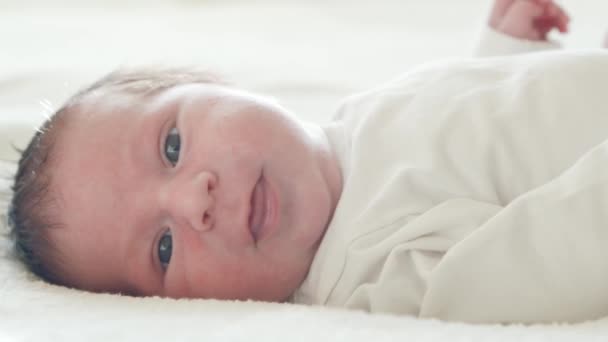 Nahaufnahme Porträt eines kleinen Babys, das vor kurzem geboren wurde. Neugeborener Junge zu Hause. Fensterlicht. — Stockvideo