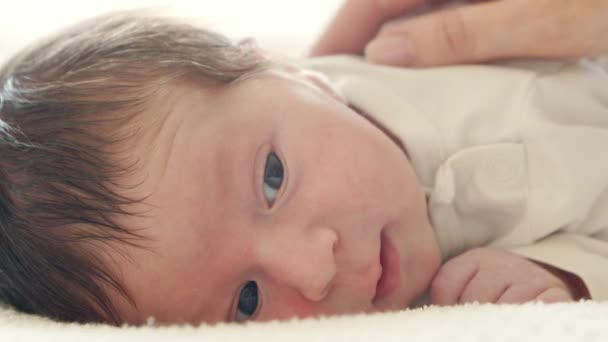 Nahaufnahme Porträt eines kleinen Babys, das vor kurzem geboren wurde. Neugeborener Junge zu Hause. Fensterlicht. — Stockvideo