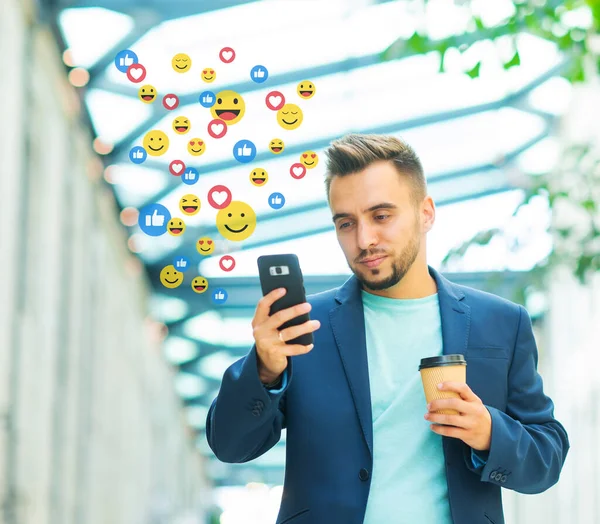 Ung framgångsrik influencer eller bloggare tittar på ett socialt nätverk nyhetsflöde, får gillar och åsikter i form av animerade emoji. Begreppet sociala medier, internet och online-kommunikation. — Stockfoto