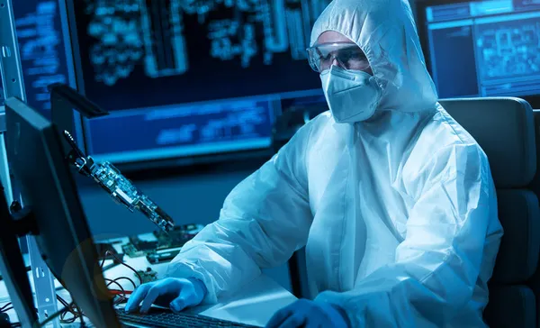 The scientist works in a modern scientific laboratory for the research and development of microelectronics and processors. Microprocessor manufacturing worker uses computer technology and equipment. — Stock Photo, Image