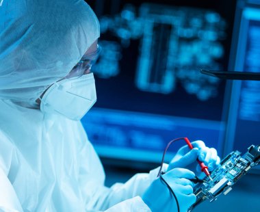 Bilim adamı mikro elektronik ve işlemcilerin araştırılması ve geliştirilmesi için modern bir bilim laboratuvarında çalışıyor. Mikroişlemci imalat işçisi bilgisayar teknolojisi ve ekipmanı kullanıyor.