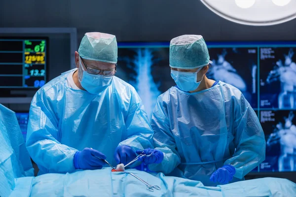 Une équipe multiraciale de chirurgiens médicaux professionnels effectue l'opération chirurgicale dans un hôpital moderne. Les médecins travaillent pour sauver le patient. Médecine, santé, cardiologie et transplantation. — Photo