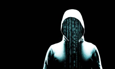 Bilgisayar korsanı hoodie içinde. Gizlenmiş karanlık yüzü. Veri hırsız, internet dolandırıcılık, darknet ve siber güvenlik kavramı.