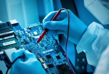 Bilim adamı mikro elektronik ve işlemcilerin araştırılması ve geliştirilmesi için modern bir bilim laboratuvarında çalışıyor. Mikroişlemci imalat işçisi bilgisayar teknolojisi ve ekipmanı kullanıyor.