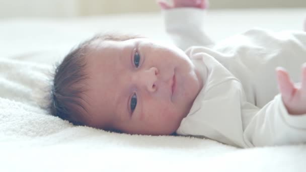 Крупним планом портрет маленької дитини, яка нещодавно народилася. Новонароджений немовля вдома. Світло вікна . — стокове відео