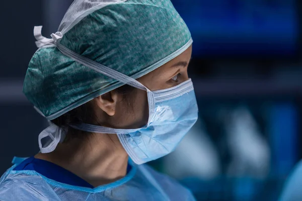 Equipe multirracial de cirurgiões médicos profissionais realiza a operação cirúrgica em um hospital moderno. Os médicos estão a trabalhar para salvar o paciente. Medicina, saúde, cardiologia e transplante. — Fotografia de Stock