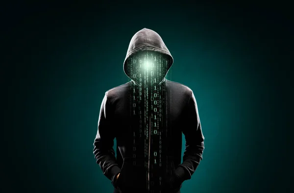 Computerhacker im Kapuzenpulli. verdunkeltes dunkles Gesicht. Datendieb, Internetbetrug, Darknet und Cyber-Sicherheitskonzept. — Stockfoto