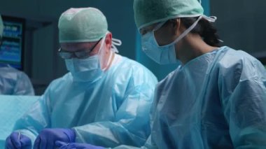 Profesyonel tıp cerrahlarından oluşan bir ekip modern bir hastanede cerrahi operasyon gerçekleştiriyor. Doktorlar hastayı kurtarmaya çalışıyor. Tıp, sağlık, kardiyoloji ve organ nakli kavramı.