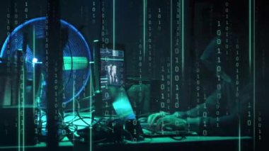 İnternet dolandırıcılığı, darknet, veri hırsızlığı, siber suç konsepti. Hükümet sunucusuna hackerlar saldırdı. Tehlikeli suçlular virüs programları kodluyor.