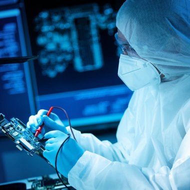 Bilim adamı mikro elektronik ve işlemcilerin araştırılması ve geliştirilmesi için modern bir bilim laboratuvarında çalışıyor. Mikroişlemci imalat işçisi bilgisayar teknolojisi ve ekipmanı kullanıyor.