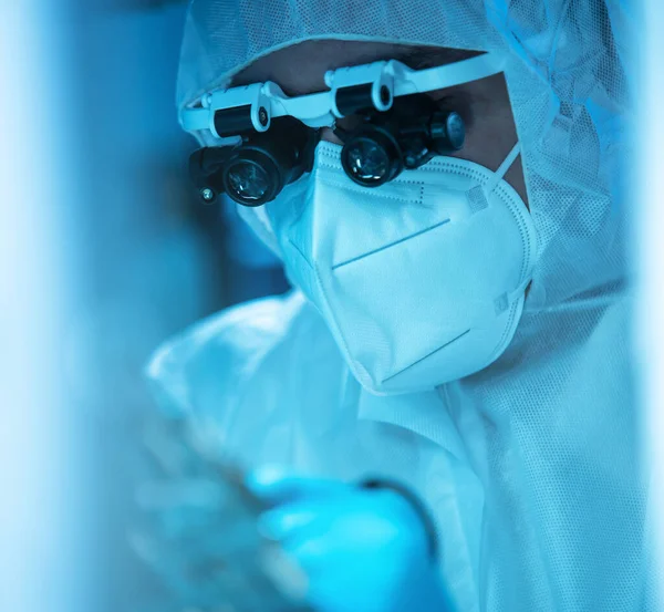 Bilim adamı mikro elektronik ve işlemcilerin araştırılması ve geliştirilmesi için modern bir bilim laboratuvarında çalışıyor. Mikroişlemci imalat işçisi bilgisayar teknolojisi ve ekipmanı kullanıyor.