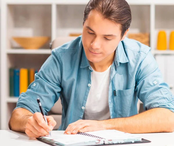 O jovem trabalha em casa. Freelancer, trabalhador remoto ou local de trabalho estudante. Conceito de trabalho à distância. — Fotografia de Stock