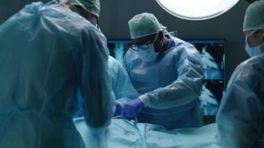 Profesyonel tıp cerrahlarından oluşan bir ekip modern bir hastanede cerrahi operasyon gerçekleştiriyor. Doktorlar hastayı kurtarmaya çalışıyor. Tıp, sağlık, kardiyoloji ve organ nakli kavramı.