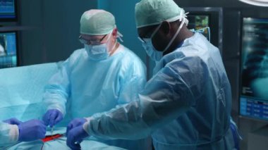 Profesyonel tıp cerrahlarından oluşan bir ekip modern bir hastanede cerrahi operasyon gerçekleştiriyor. Doktorlar hastayı kurtarmaya çalışıyor. Tıp, sağlık, kardiyoloji ve organ nakli kavramı.