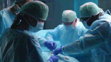 Profesyonel tıp cerrahlarından oluşan bir ekip modern bir hastanede cerrahi operasyon gerçekleştiriyor. Doktorlar hastayı kurtarmaya çalışıyor. Tıp, sağlık, kardiyoloji ve organ nakli kavramı.