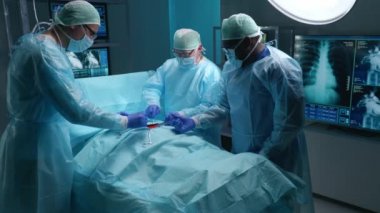 Profesyonel tıp cerrahlarından oluşan bir ekip modern bir hastanede cerrahi operasyon gerçekleştiriyor. Doktorlar hastayı kurtarmaya çalışıyor. Tıp, sağlık, kardiyoloji ve organ nakli kavramı.