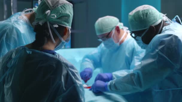 El equipo de cirujanos médicos profesionales realiza la operación quirúrgica en un hospital moderno. Los médicos están trabajando para salvar al paciente. Concepto de medicina, salud, cardiología y trasplante. — Vídeos de Stock