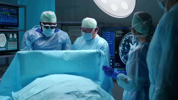 Team av professionella medicinska kirurger utför kirurgiska ingrepp i ett modernt sjukhus. Läkarna arbetar för att rädda patienten. Medicin, hälsa, kardiologi och transplantation. — Stockvideo
