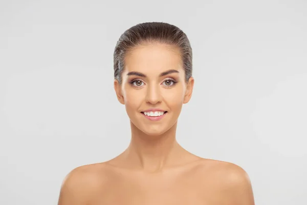 Retrato de beleza de mulher jovem, atraente e saudável. Menina morena bonita sobre fundo branco. Rosto feminino natural. — Fotografia de Stock