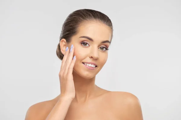 Schoonheidsportret van jonge, aantrekkelijke en gezonde vrouw. Mooi brunette meisje over witte achtergrond. Natuurlijke vrouwelijke gezicht. — Stockfoto